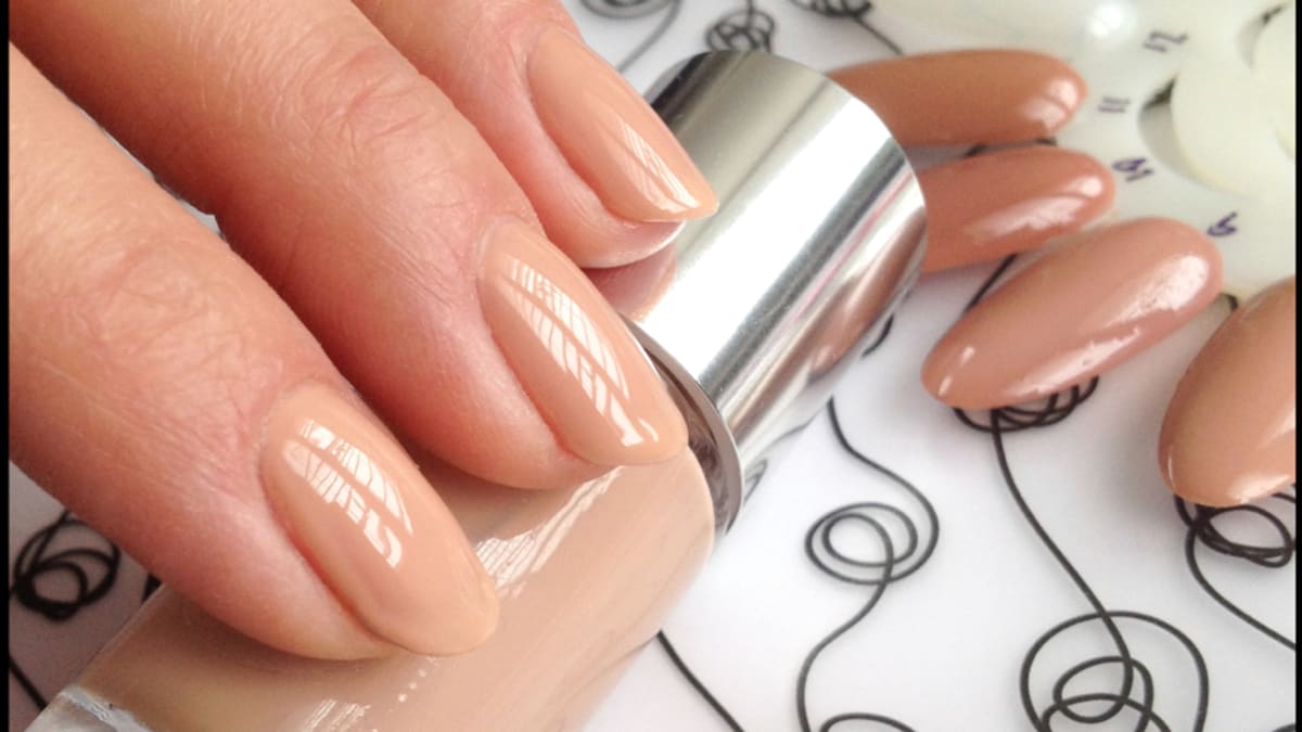 In the Nude: Clinique Nail Polish Nude = Beige x 8 (or just the 5 on my  desk) - Beautygeeks