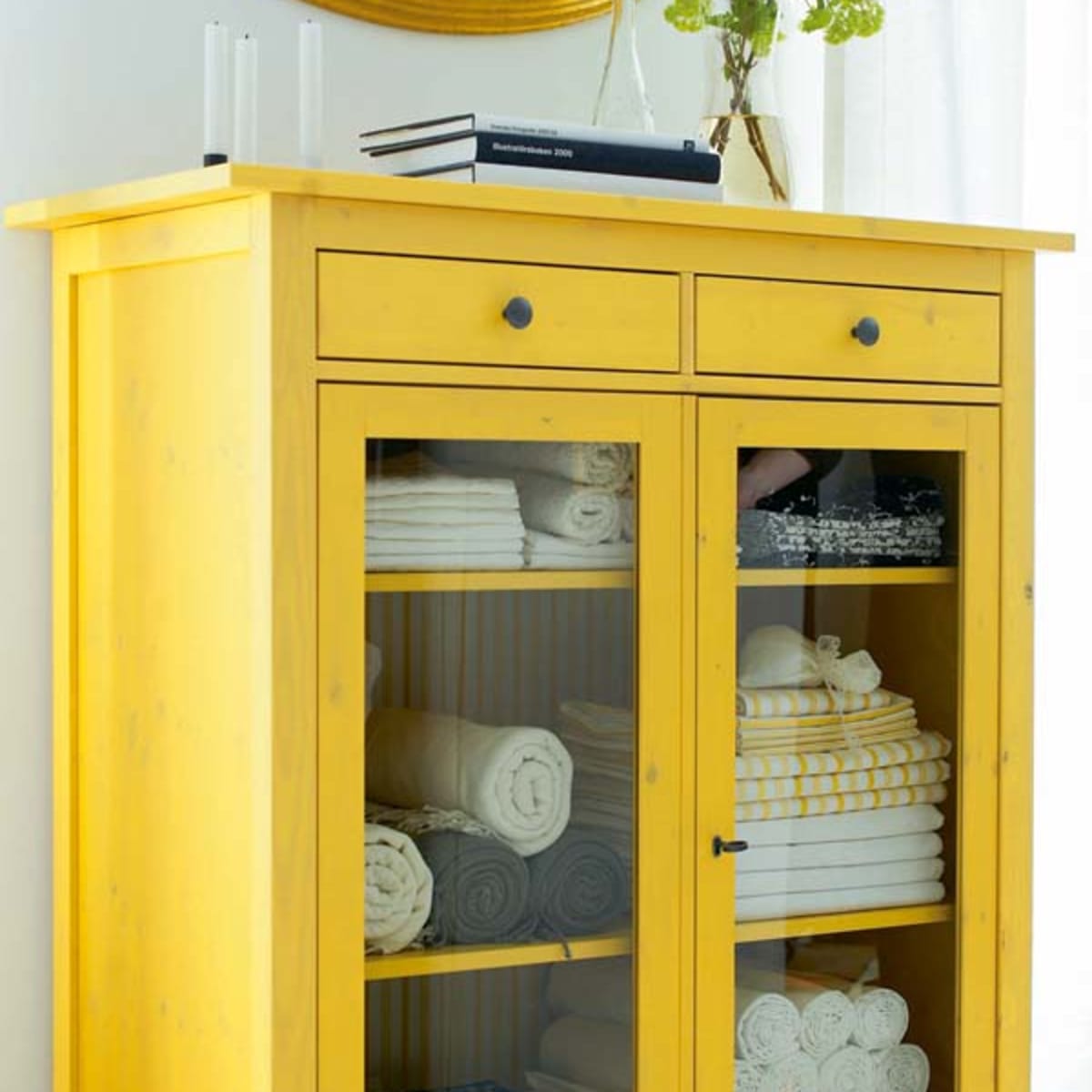 Покрасить шкаф в желтый цвет