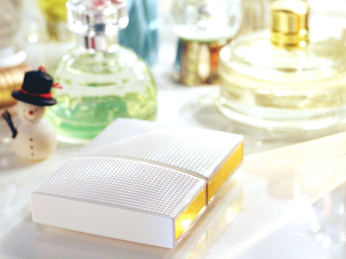 Perfumes similar to elizabeth sales and james nirvana white