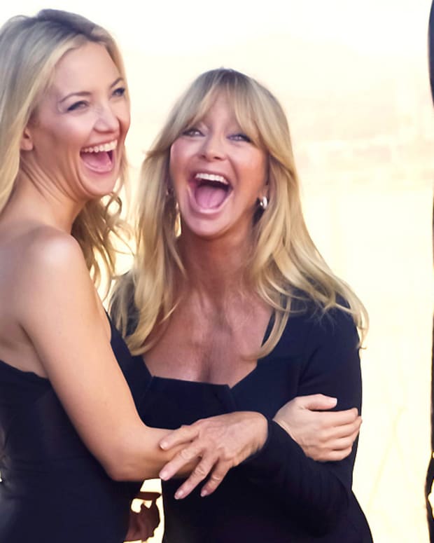 0121015_Almay_Kate-Hudson_Goldie-Hawn_on-set_Mothers-Day-Almay-shoot-cropped.jpg