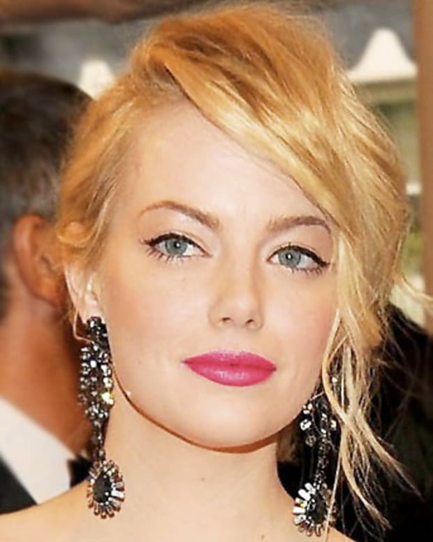 Emma Stone in Nars Pure Matte Lipstick in Carthage