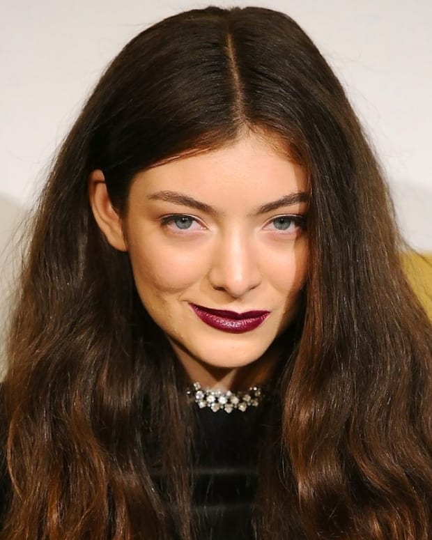 Lorde's Grammy lipstick_Exact Lorde lip color at the grammys__Jason LaVeris Courtesy of Getty Images via PrettyBeautiful.com