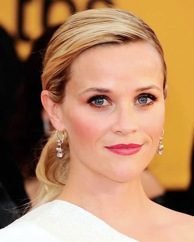Reese Witherspoon makeup for blue eyes at the SAG Awards 2015