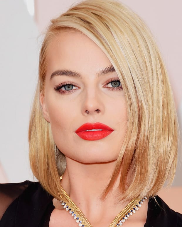 Margot Robbie wins the Oscars 2015 red carpet with that matte orange-red lip