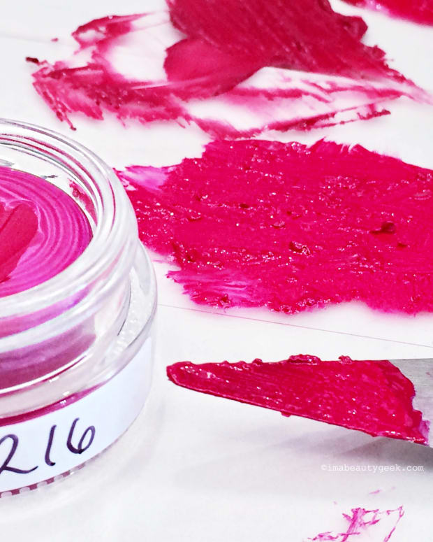 mixing lip pigments at Bite Beauty Lipstick Lab