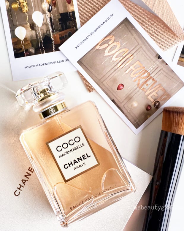 Chanel Coco Mademoiselle Eau de Parfum Intense flatlay
