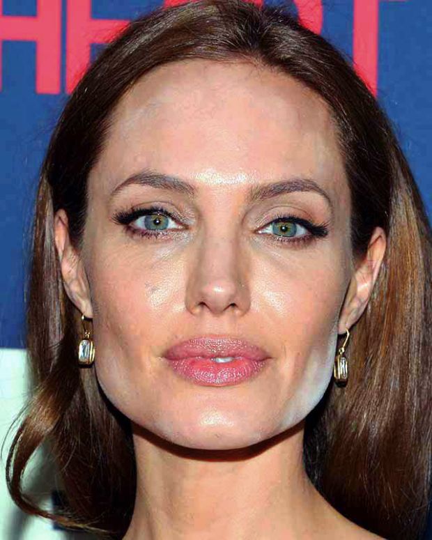 Mystery Solved: Why All the White Powder on Celebrity Faces - Beautygeeks
