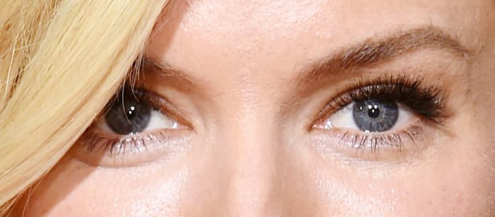 Sienna Miller eye makeup closeup_Golden Globes 2014_makeup by Charlotte Tilbury