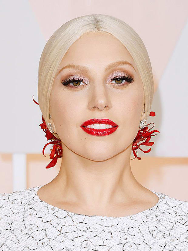 Lady Gaga's exact eyeshadow and lip colour on the 2015 Oscars red carpet