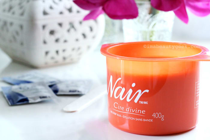 Nair Cire Divine Bye Bye Ouch Microwaveable Resin Wax comes with a wooden spatula and moisturizing wipes as per the above.