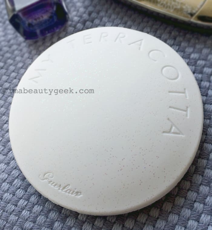 Guerlain holiday 2015: Terracotta Bronzing Powder 03 Brunettes and collectible sparkling white silicone sleeve – not the greatest shot, I'm sorry, but you see the effect?