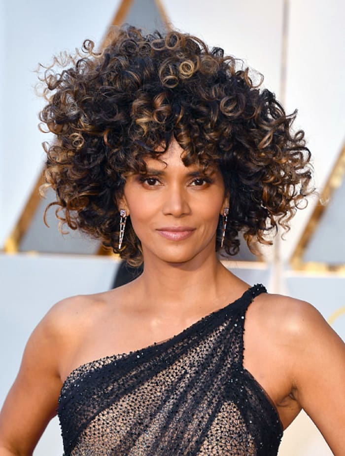 IS HALLE BERRY'S OSCARS 2017 HAIR REAL? - Beautygeeks