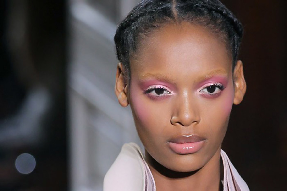 Brow bleaching: another runway version.