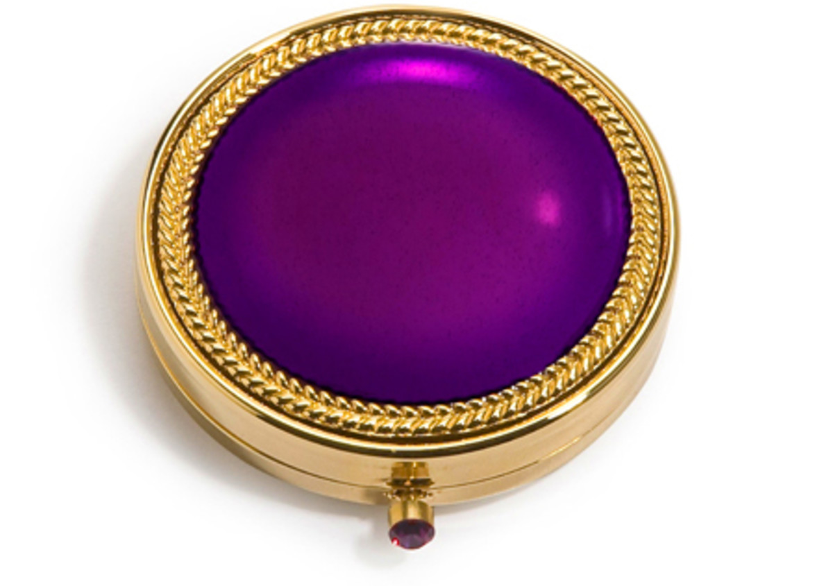 Estee_Lauder_Holiday_Compact_in_Royal_Moon