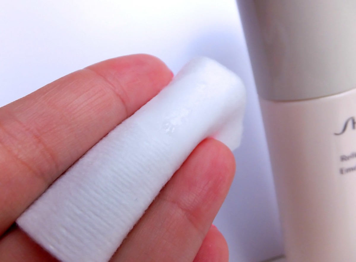 how to hold a Shiseido cotton pad to apply moisturizer_Shiseido Facial Cotton