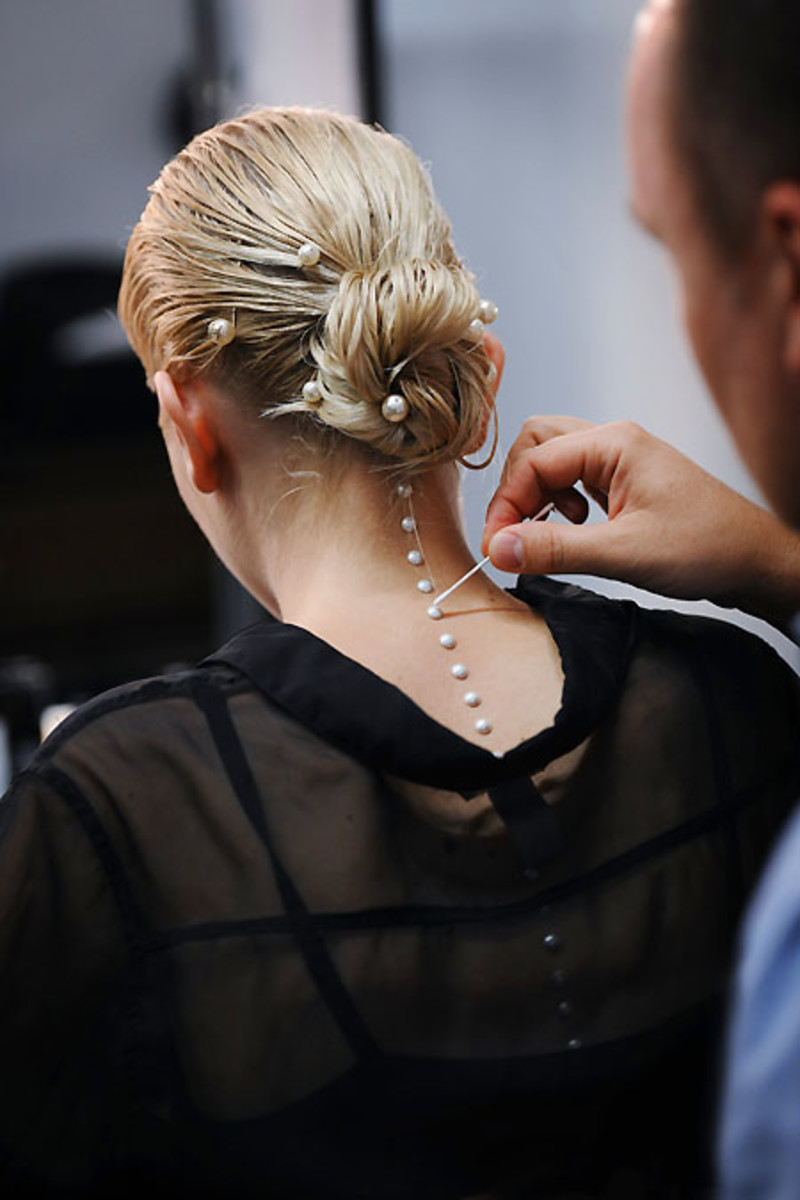 03_2012 SS RTW - MAKING OF PRESS KIT_Pearls along the spine at Chanel 2012