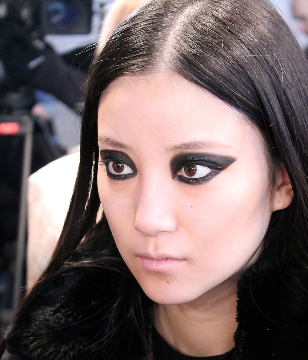 blacked-out eyes_Ishie_backstage beauty WMCFW_Vawk_makeup by Grace Lee for Maybelline