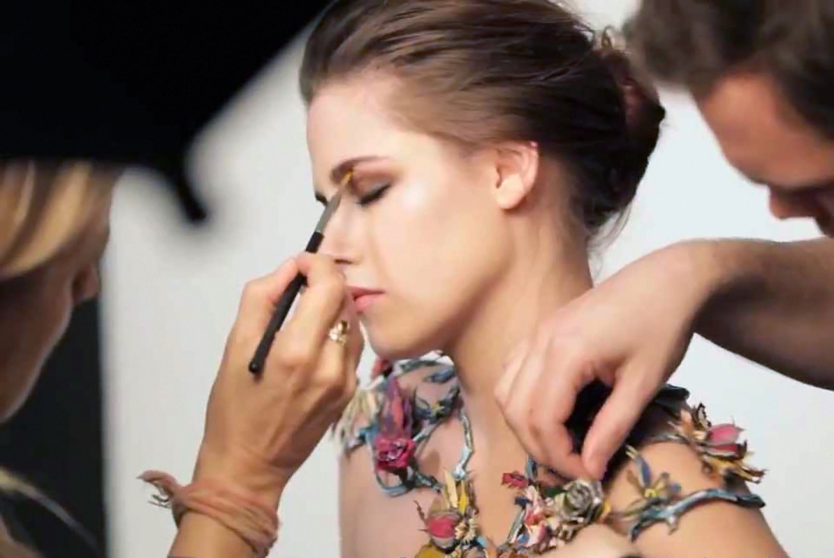 Kristen Stewart's smoky eyes_Kristen Stewart makeup Balenciaga Rosabotanica video image