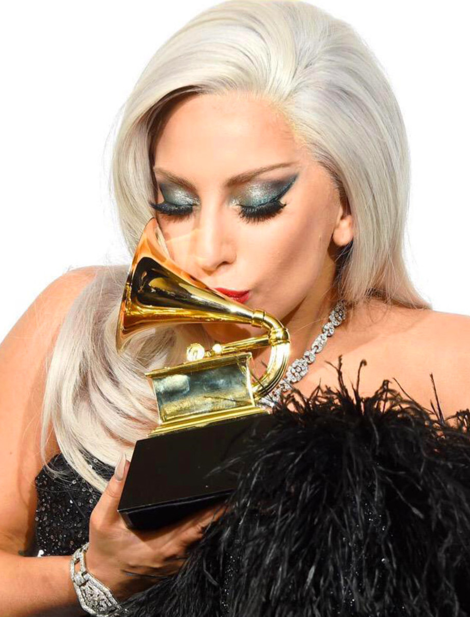 great shot of Lady Gaga's eye makeup at the 2015 Grammys