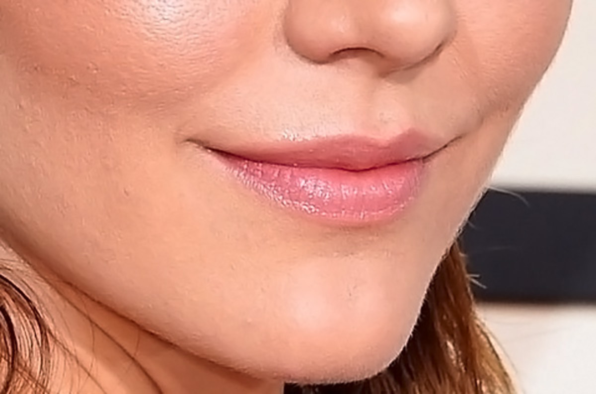 Katharine McPhee Grammy Awards 2015 makeup_close-up on lips_Avon Ultra Color Lipstick in Naturally Nude