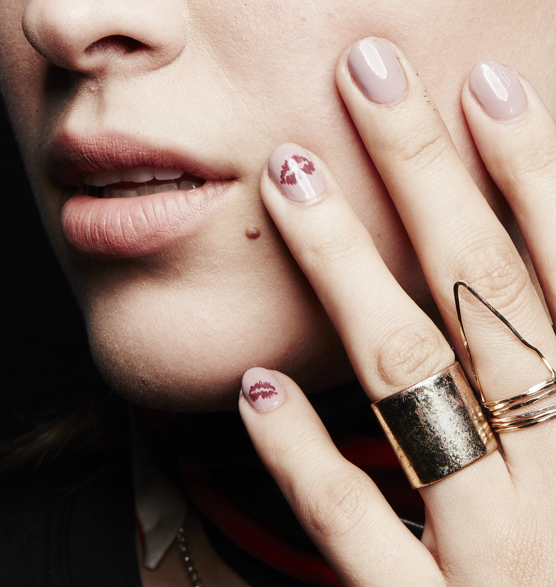 Essie lip print manicure tutorial